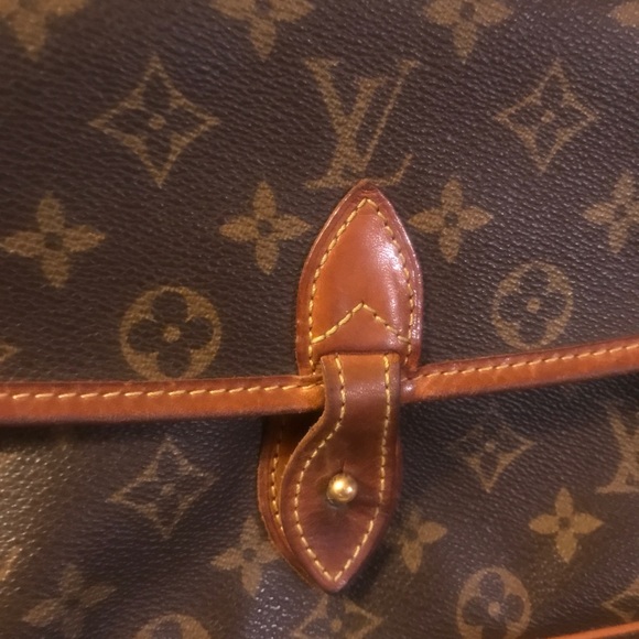 🔥SOLD🔥VINTAGE LOUIS VUITTON Gibeciere PM Bag!! - Picture 2 of 8